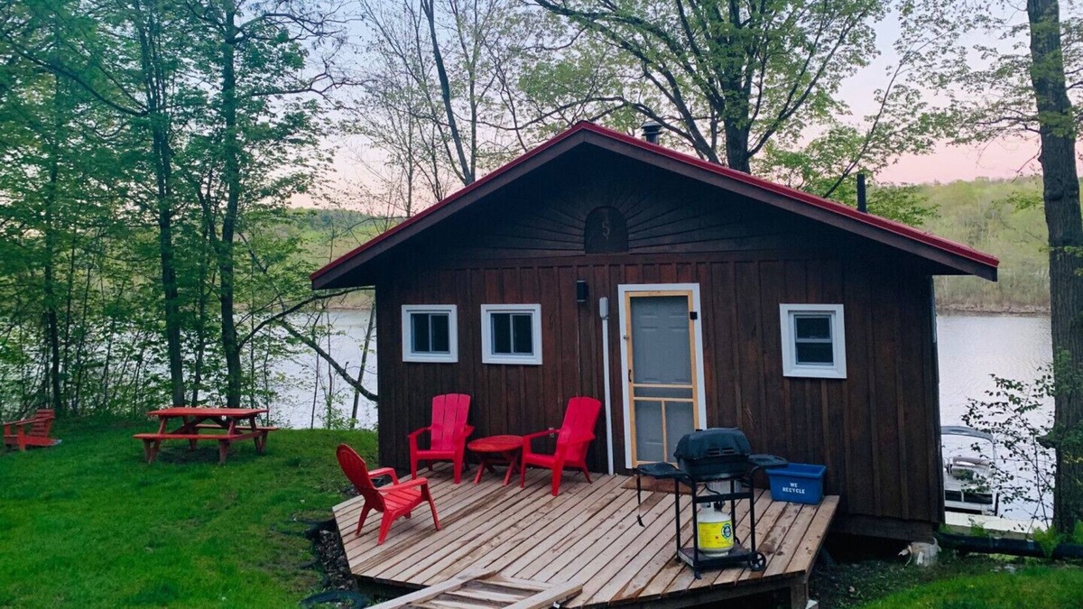 Otonabee-South Monaghan Resort | 3 bedroom cabin on the water (cabin 5)