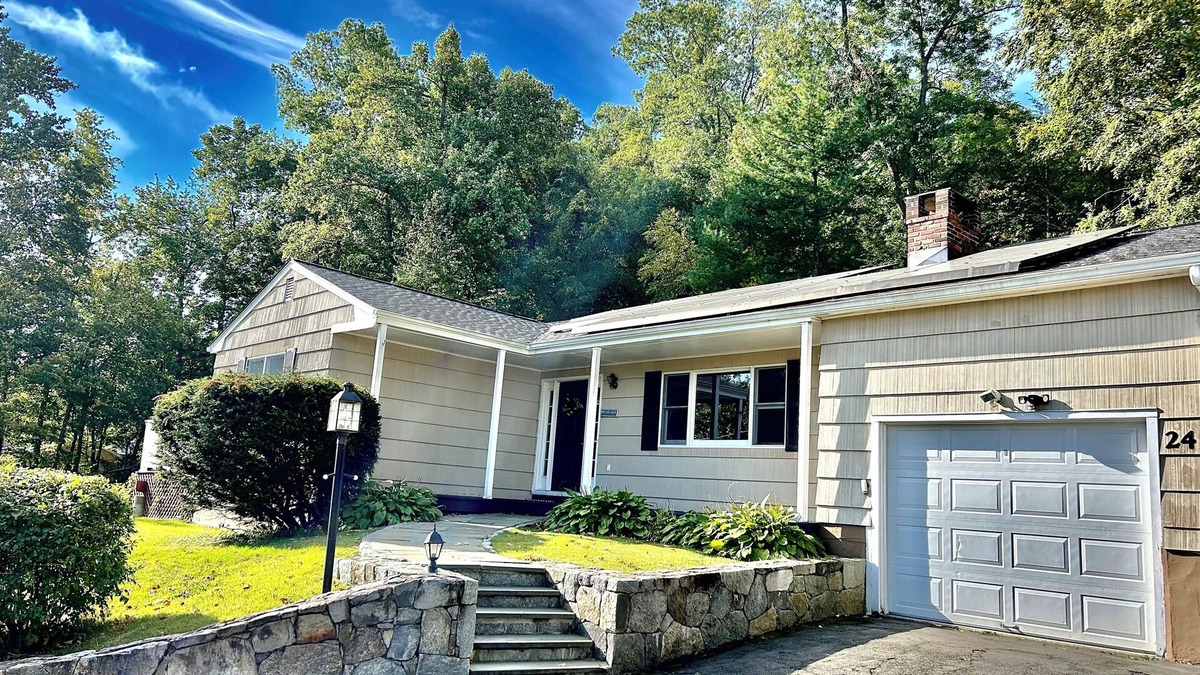 Danbury House | 3-bedroom Candlewood Lakeside house