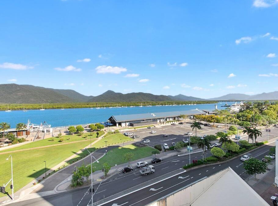 Cairns Central Business District Apartment | 3 BEDROOM CBD WATERFRONT LUXURY APARTMENT