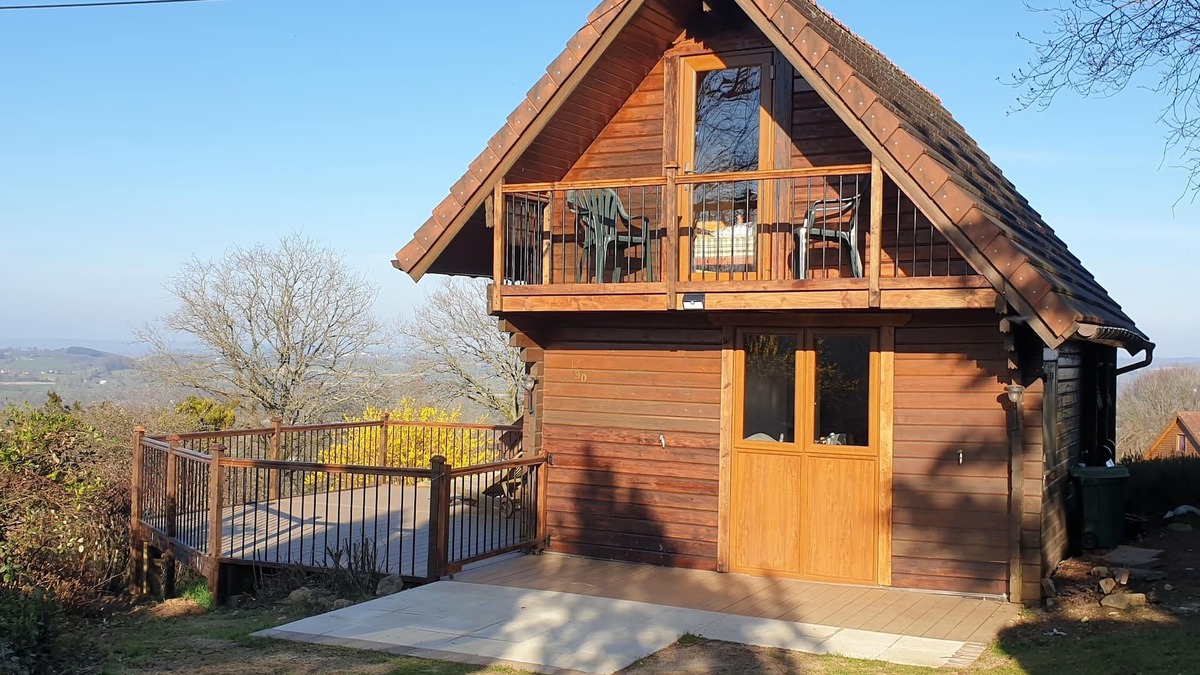 Saint-Germain-de-Tallevende-la-Lande-Vaumont Ski Chalet | 3 Bedroom Chalet/Lodge Stunning Views of Lake & Golf Course. Pool (May to Sept)