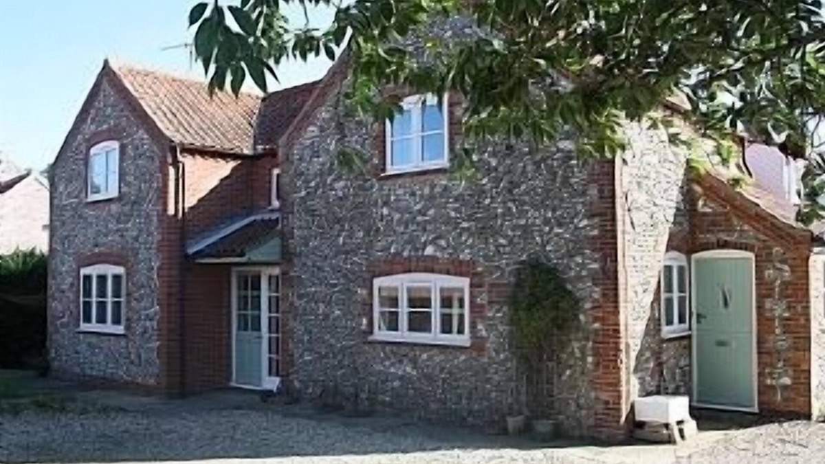 Fakenham Cottage | 3 bedroom Cottage in South Creake, Near Burnham Market, Sleeps 6, local pub