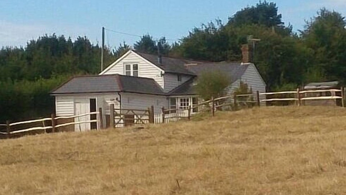 Heathfield Cottage | 3 bedroom cottage. Lovely walks. Cozy woodburning fire