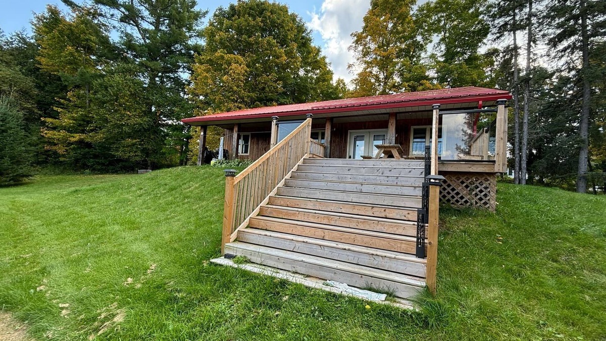 Bancroft Cottage | 3-Bedroom Cottage Small Quiet Lake.Perfect for Nature Lovers & Trail Enthusiasts