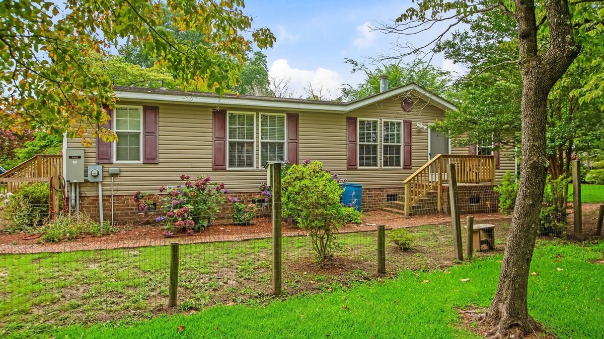 Roper Cottage | 3 Bedroom Cottage walking distance to the Sound and one hour to the Outer Banks.
