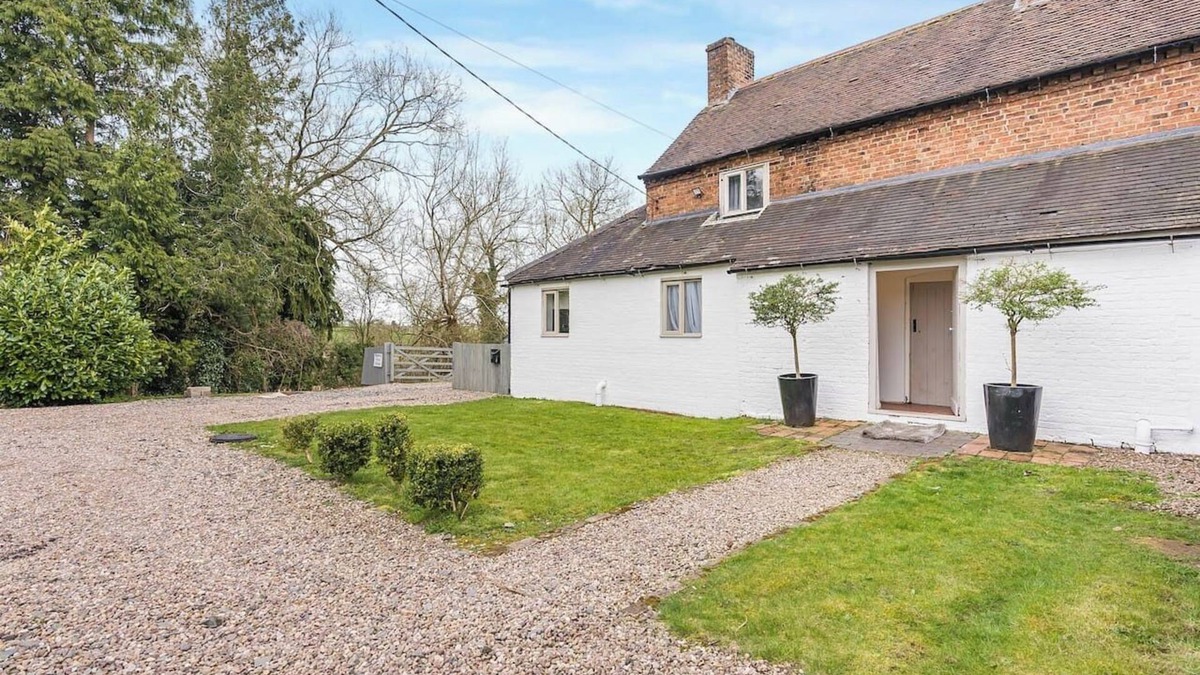 Shifnal House | 3 Bedroom Country Cottage with Private Garden
