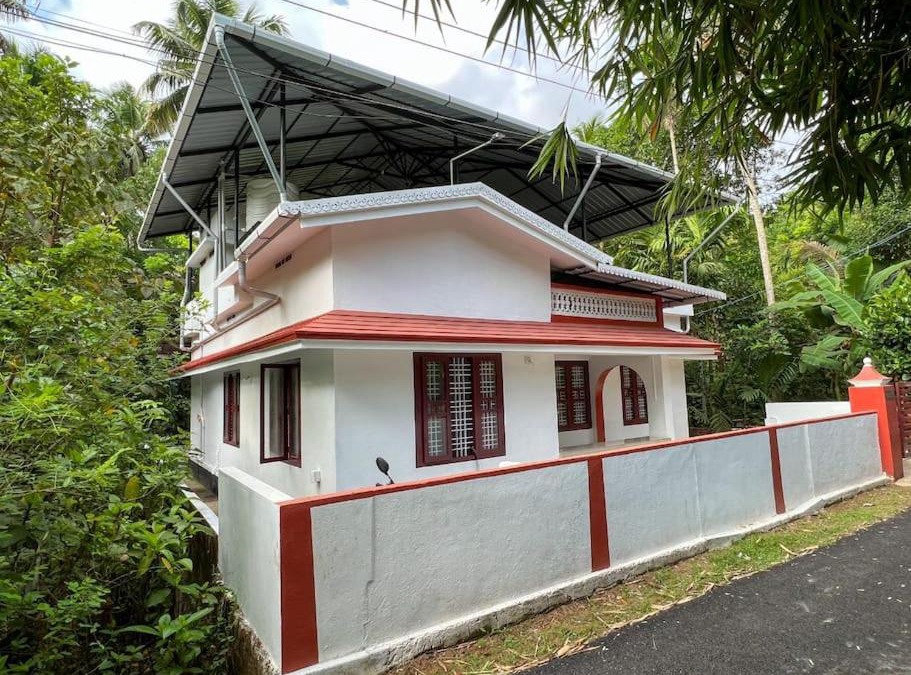 Irinjalakuda Villa | 3 bedroom country home with a lush full backyard