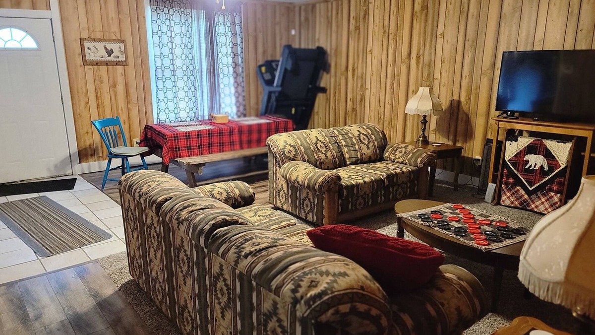 Johnston City Cottage | 3 Bedroom Country Getaway 7 miles from MarionnW/Boat Trailer Parking &nInternet!