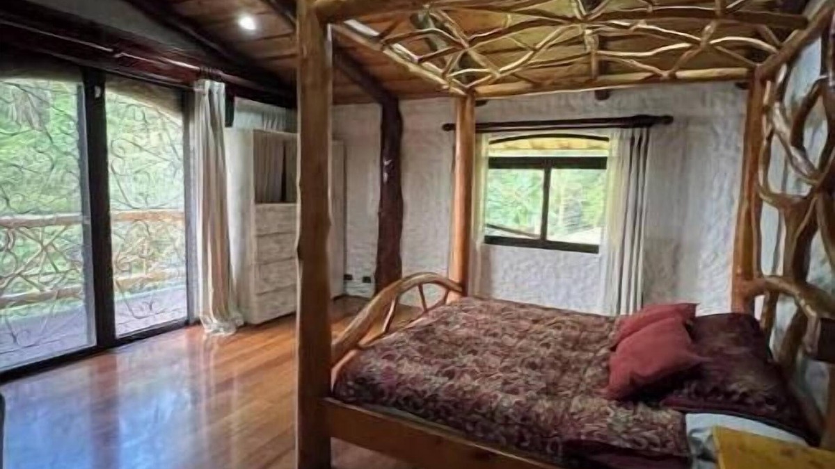 Los Guido House | 3-bedroom custom Tree house in welcoming Cartago with WiFi, waterfalls, trails
