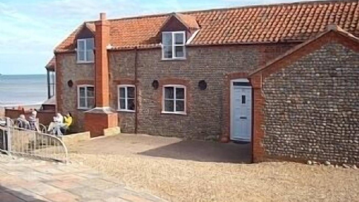 Mundesley House | 3 Bedroom Detached House Converted from Stables Overlooking Sandy Beach