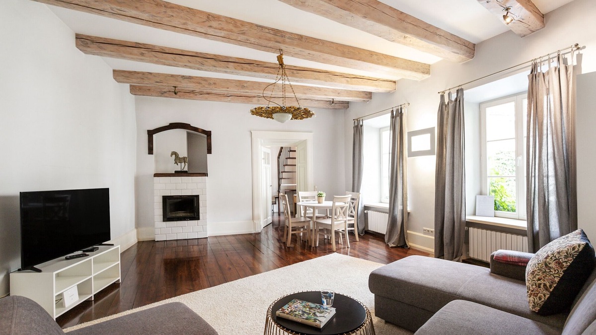 Old Town Apartment | 3 Bedroom Duplex Next To The Gates of Dawn
