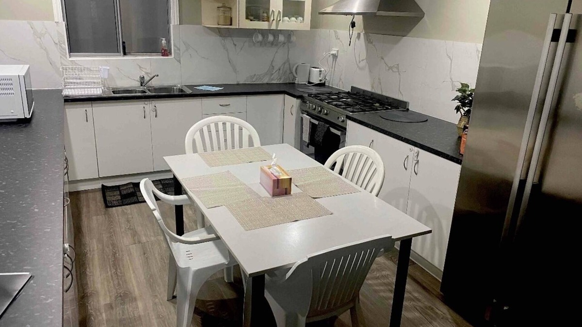 Piccadilly Cottage | 3 bedroom English cottage with open fire place