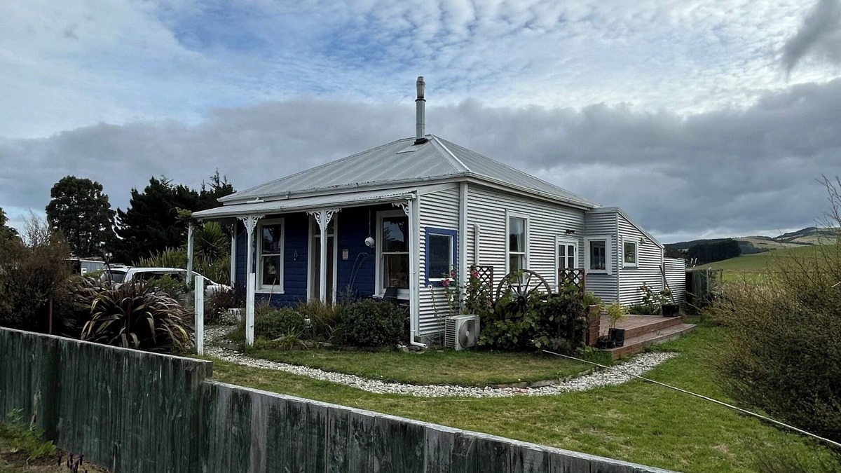 Owaka House | 3-Bedroom Family Cottage with Stunning Rural Views in The Catlins