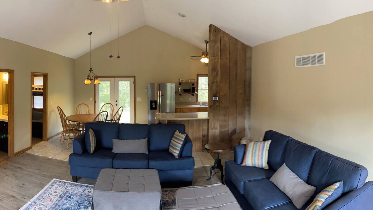 Hermann House | 3-bedroom family friendly home on 4 acres near Hermann with WiFi, AC, deck
