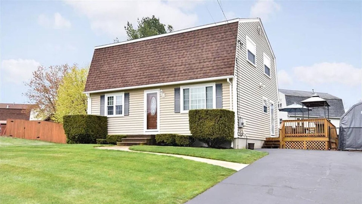 West Warwick House | 3 Bedroom Family Home Near East Greenwich RI