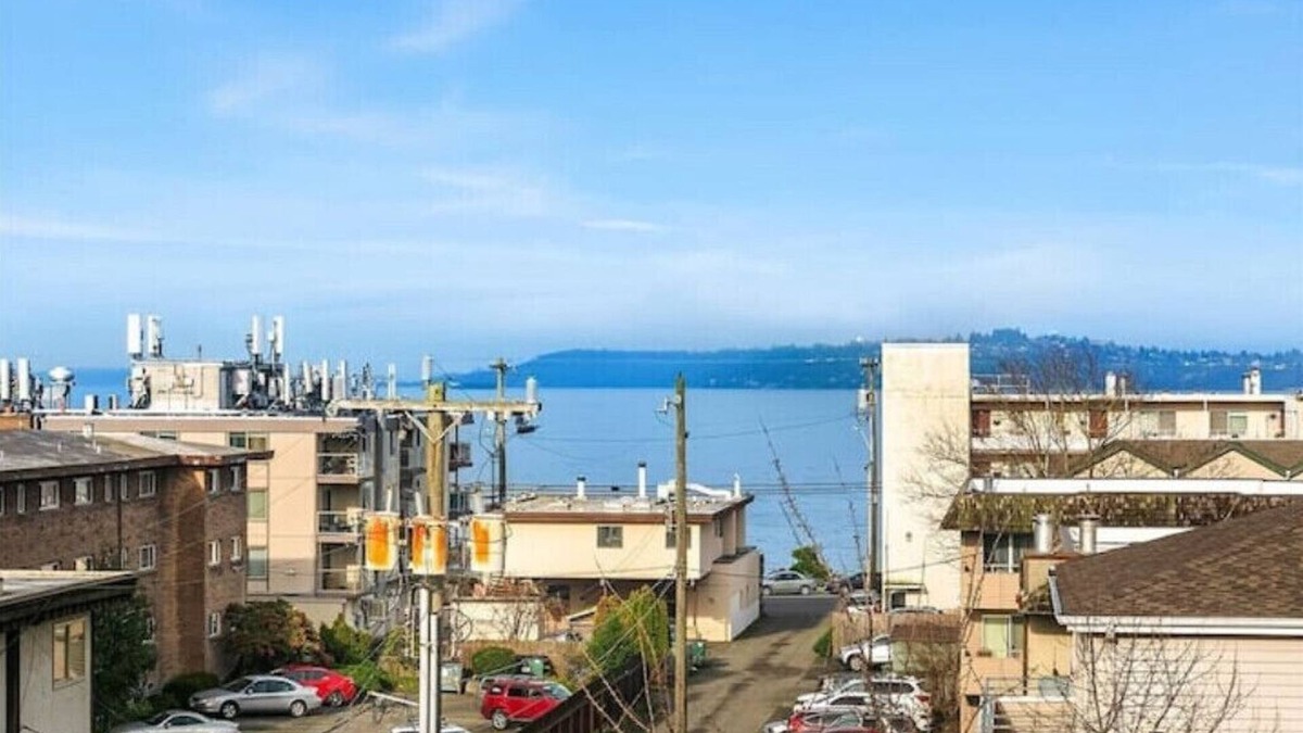 Alki House | 3-bedroom, free parking, close to everything!