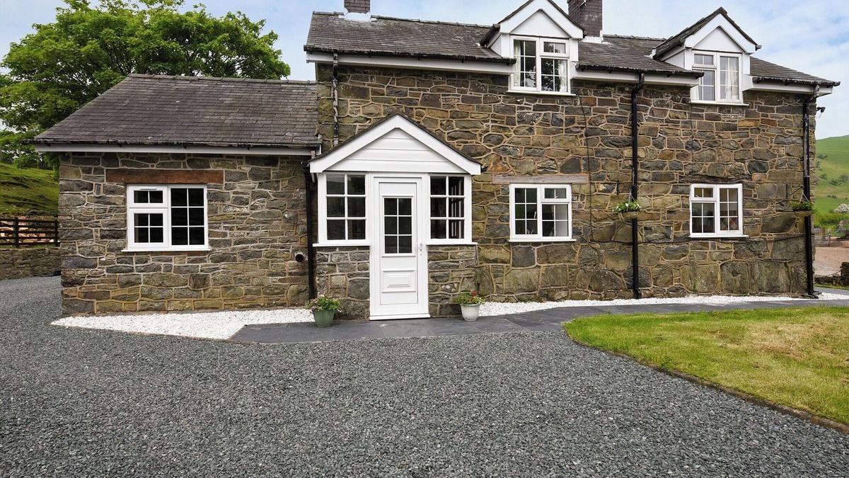 Llanfair Caereinion Cottage | 3 bedroom accommodation in Llanerfyl, near Welshpool