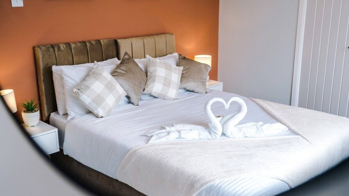 Broadheath House | 3 Bedroom House Close To Manchester Airport with Free Parking by Eason Stays