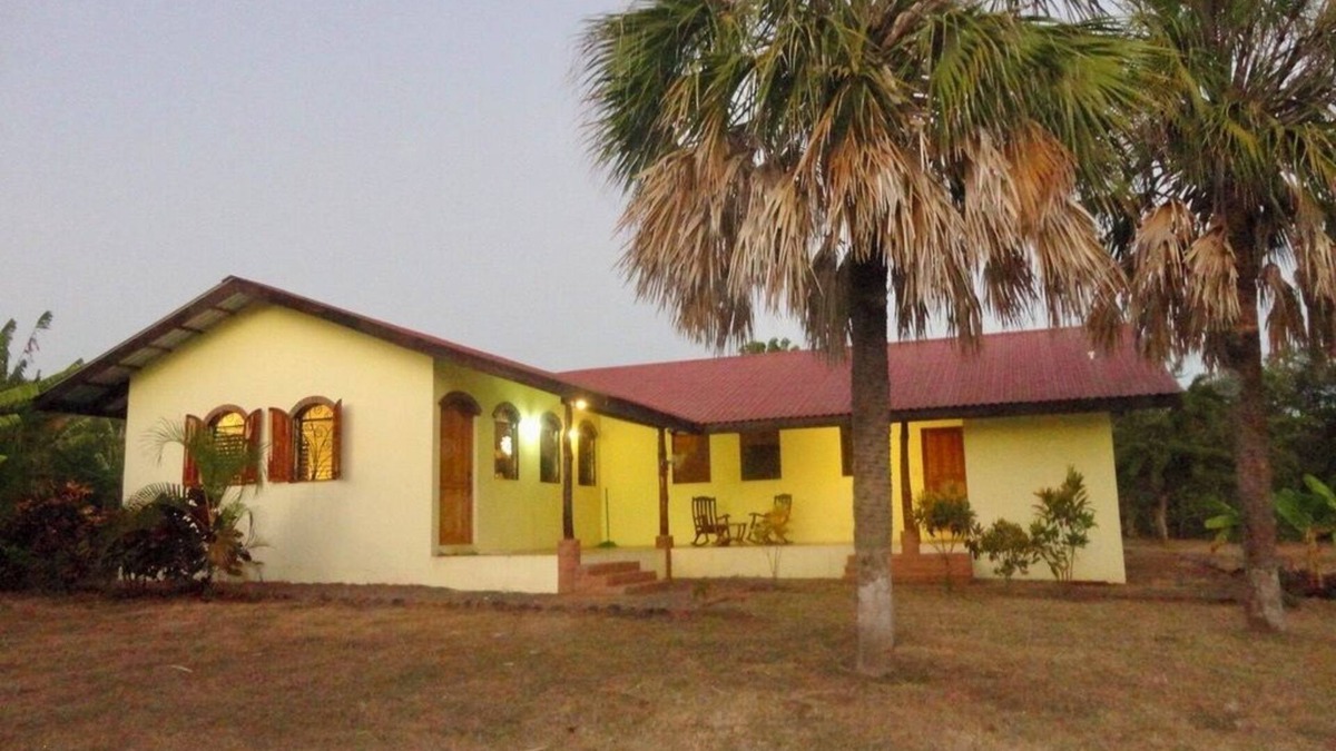 Aserradores House | 3-bedroom house in Cool El Manzano Número 1 with WiFi 100 steps to the Pacific.