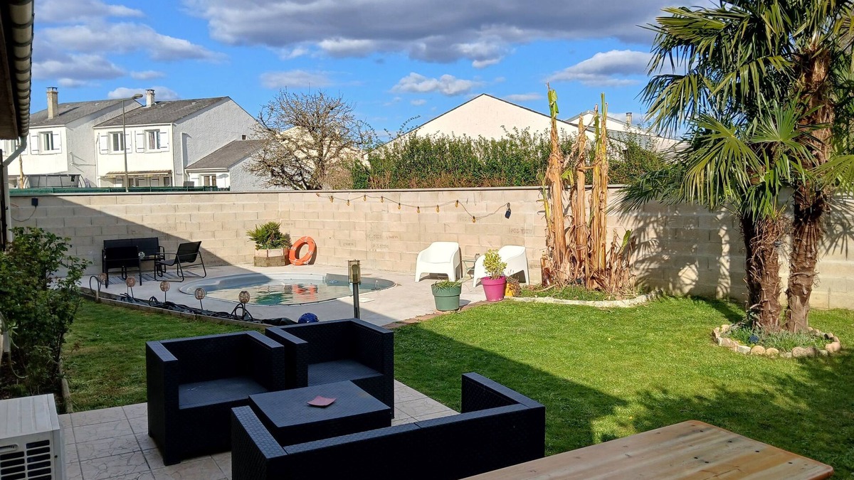 Lieusaint House | 3-bedroom house, ground floor, swimming pool, not overlooked