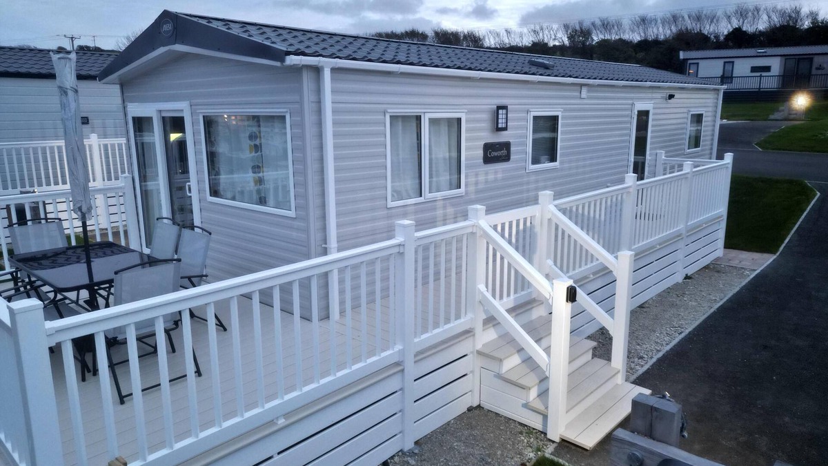 Newquay Cabin | 3-Bedroom Holiday Home with Valley Views