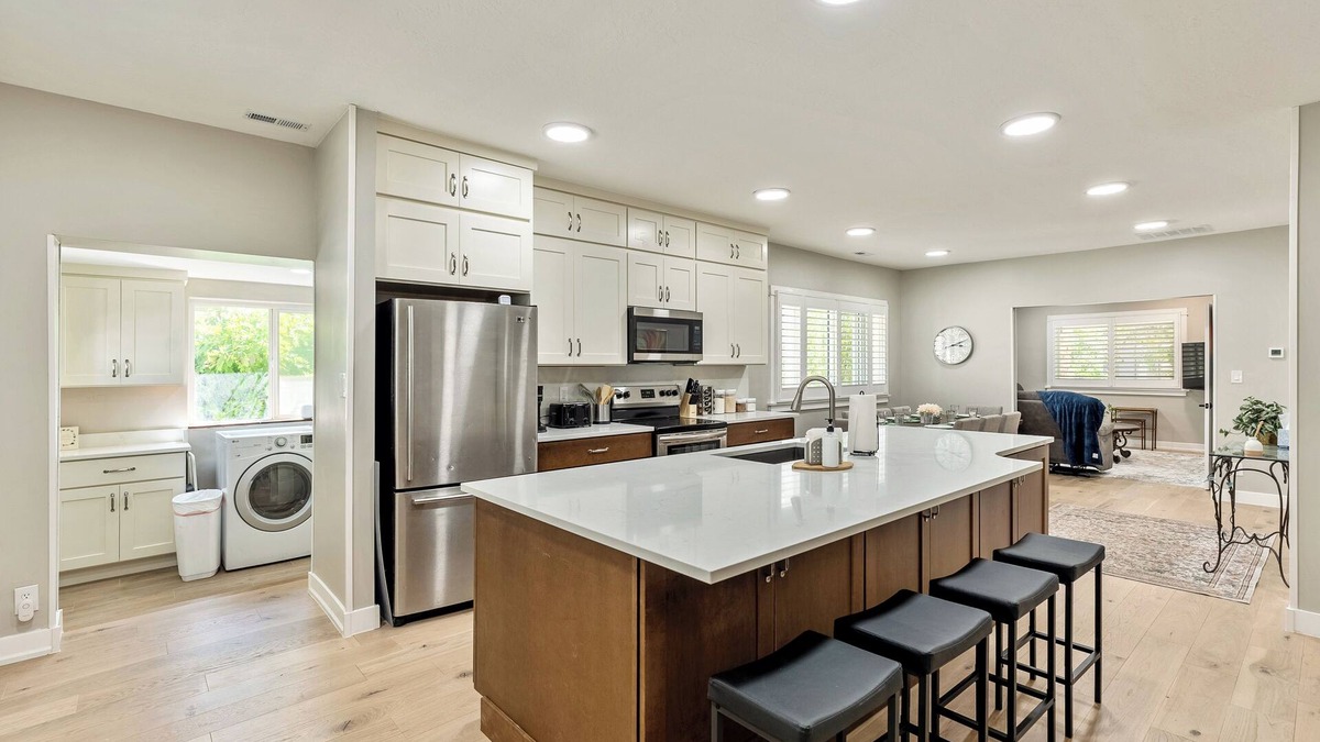 East Central House | 3 Bedroom Home Close to University/Garage