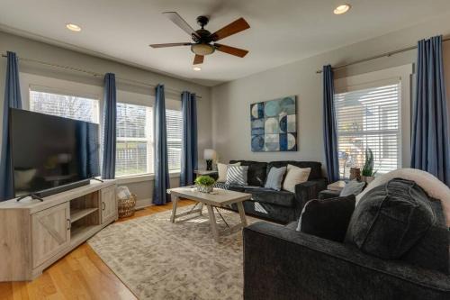 Radnor House | 3 Bedroom Home- HUGE yard for pets 4 miles to Broadway