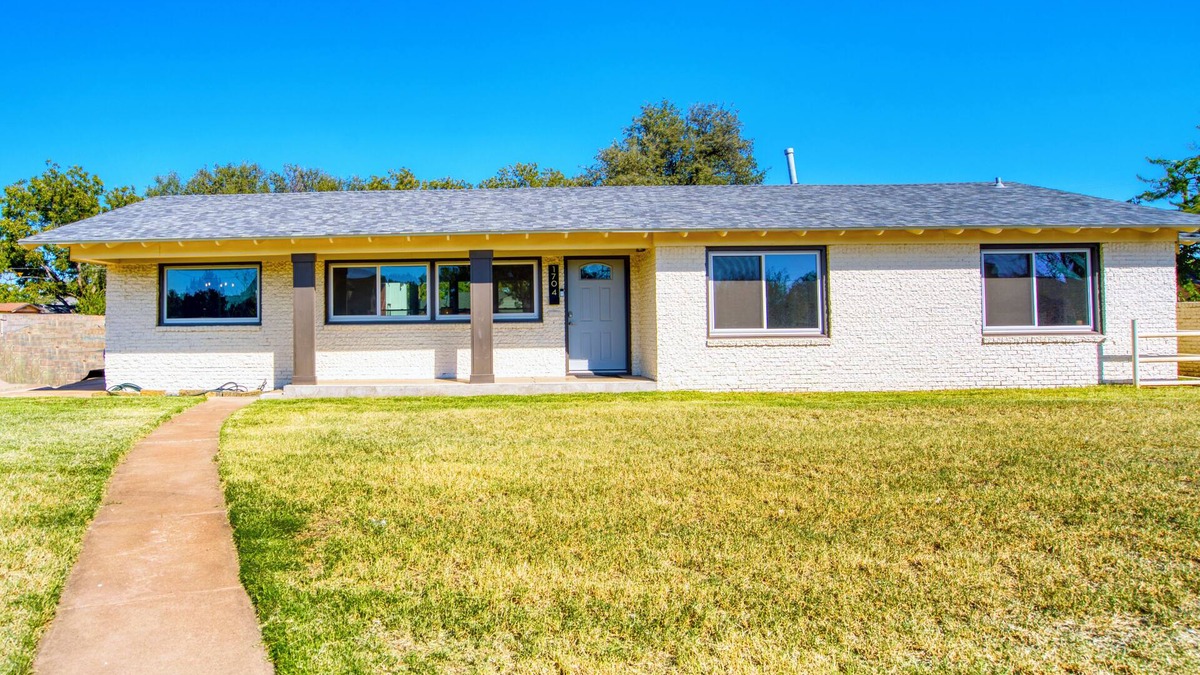 Midland House | 3-bedroom home in Old Midland/Downtown Area w/spacious backyard and fireplace