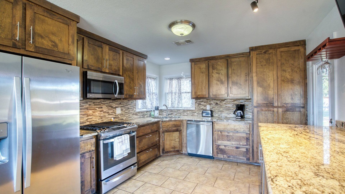Midland House | 3-bedroom home in Old Midland/Downtown Area w/ spacious backyard and fireplace