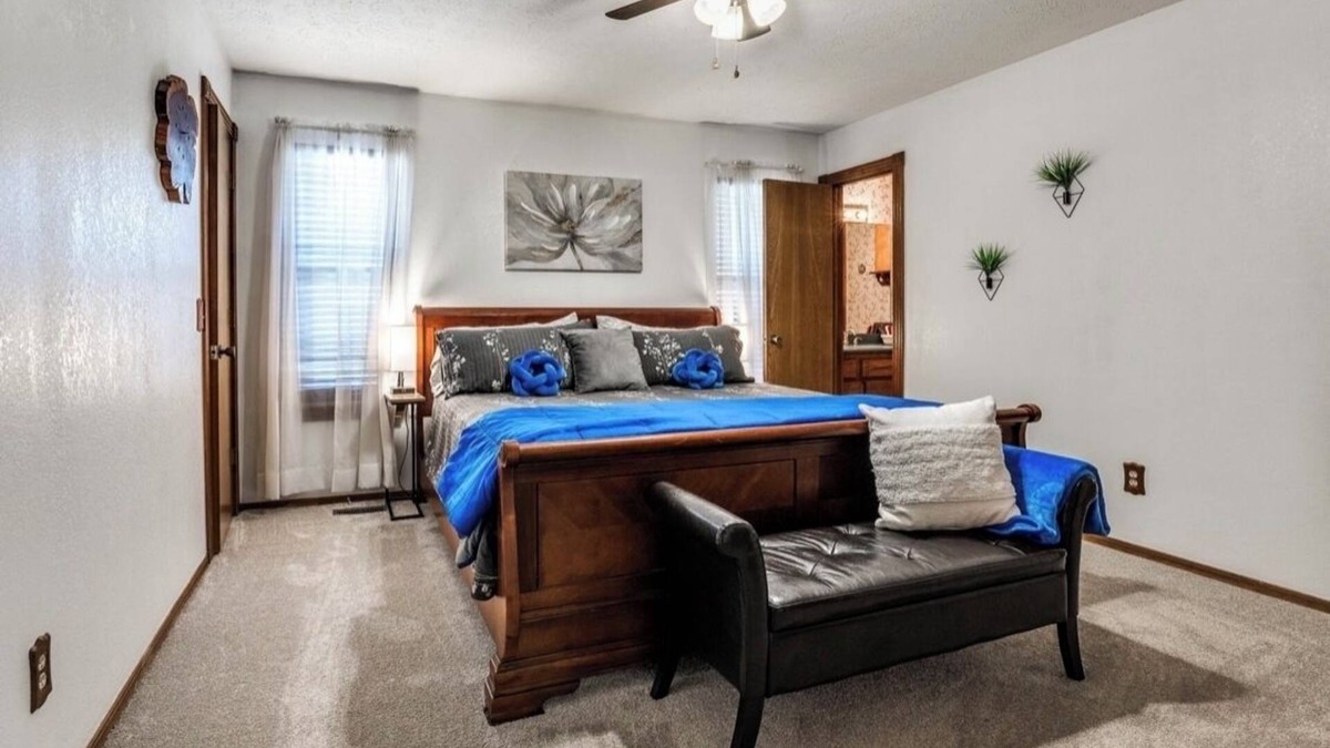Yukon House | 3 bedroom Home in Yukon!