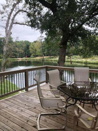 Collinsville House | 3 Bedroom Home - Lake Views on 3 Sides