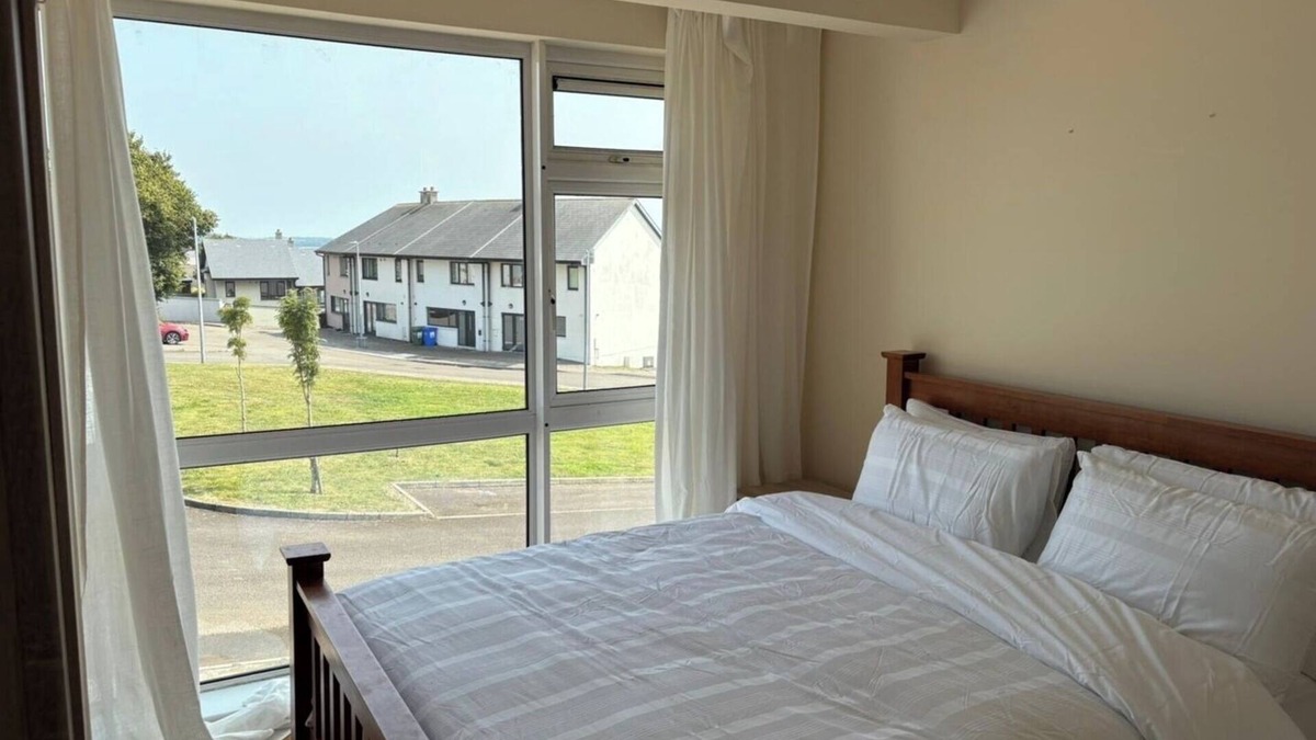 Cobh Apartment | 3 Bedroom Home, Walk to Town