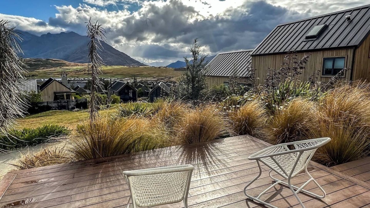 Kawarau Falls House | 3 Bedroom home with spa in Jacks Point