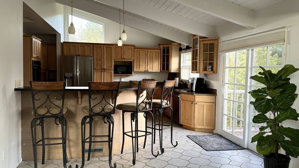 Warrenton House | 3 bedroom house 3 miles from Fort Stevens State Park and 9 miles from Astoria.