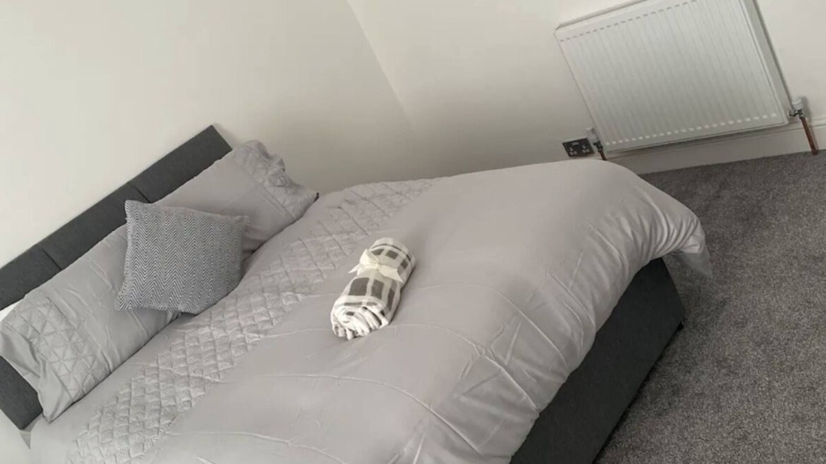 Offerton House | 3 bedroom house available.