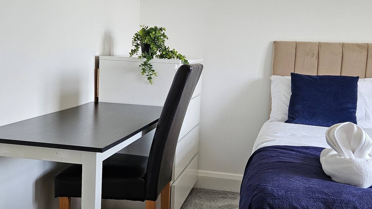 Hainault House | 3-bedroom house by BSE Homes & Properties Ltd in Chigwell sleeps 6 with parking