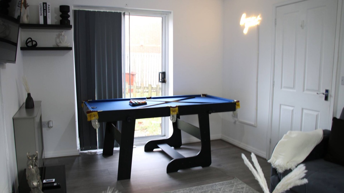 Cheetham Hill House | 3 Bedroom House Close to City Centre/Free Parking