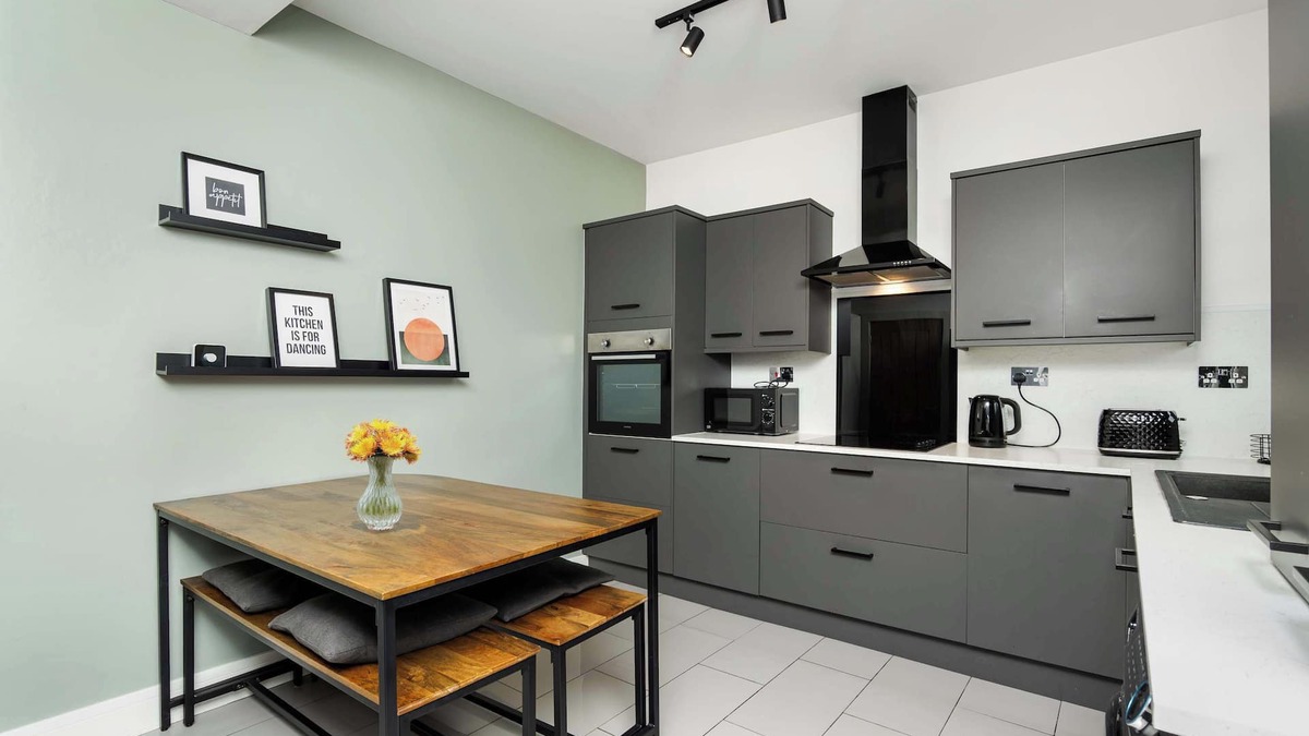 Uphall House | 3 Bedroom House-Free Parking