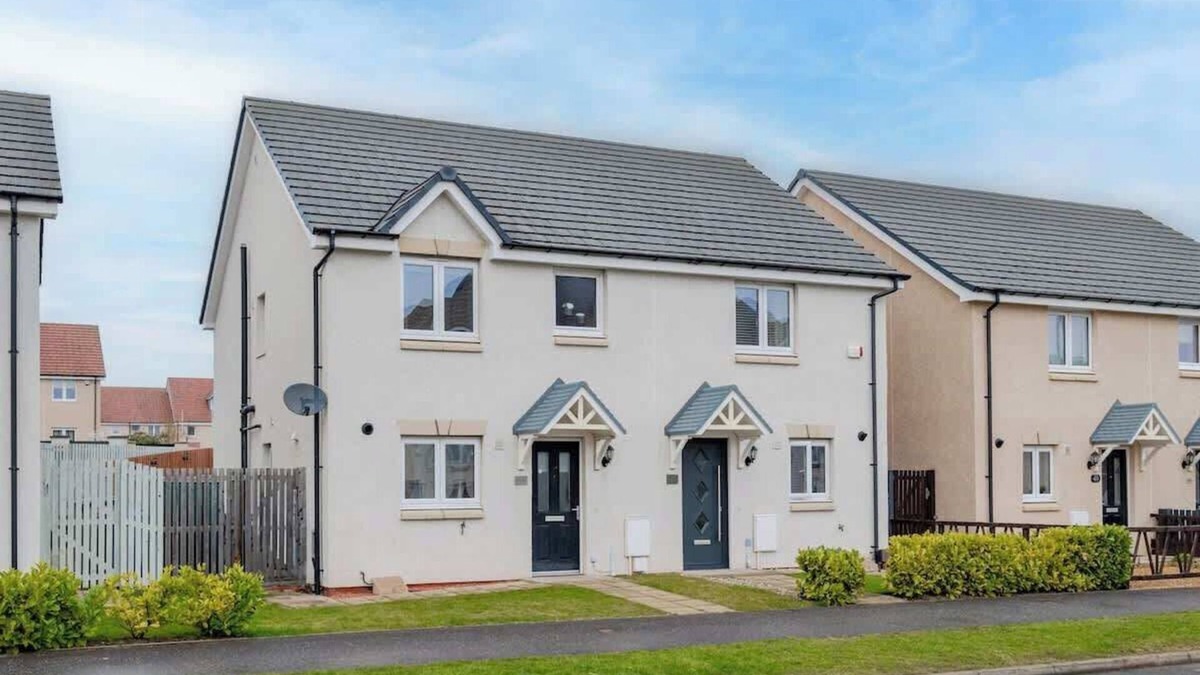 Bonnyrigg House | 3 Bedroom House-Private Parking