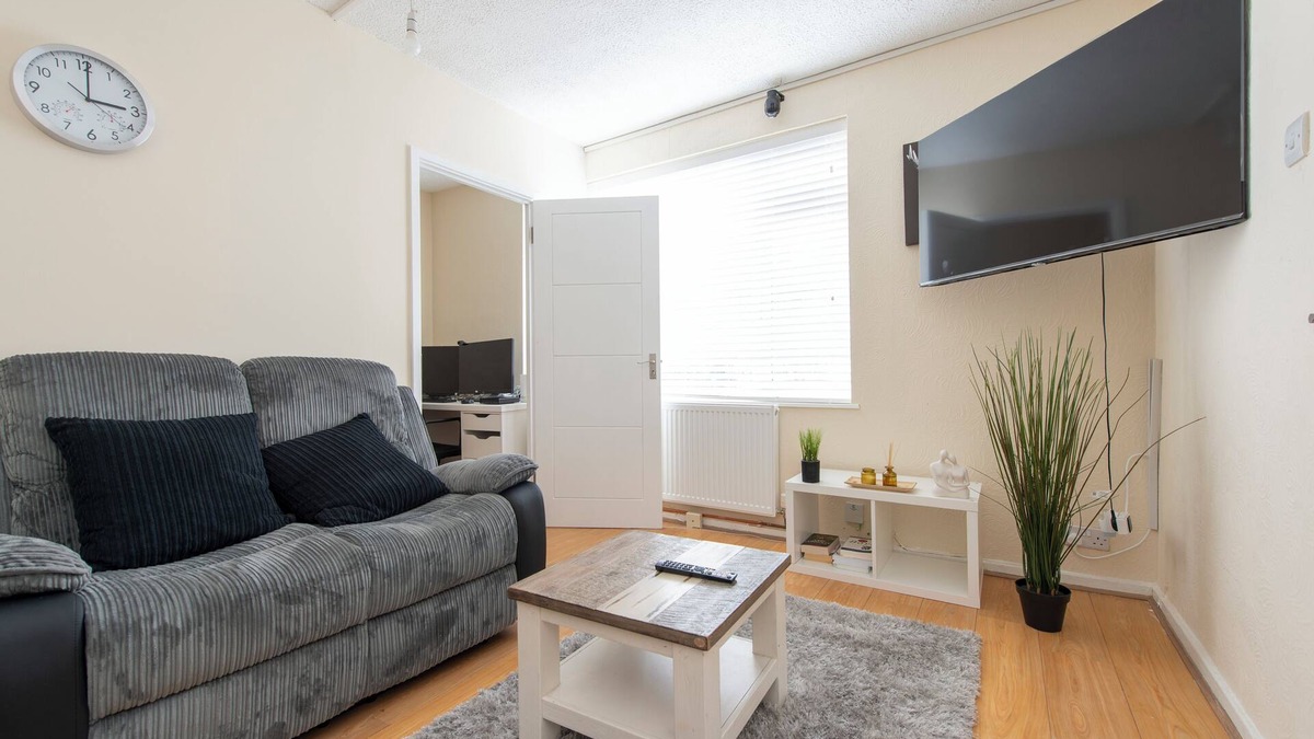 Abbey Wood House | 3 bedroom House, Greenwich, Family and Contractor Friendly! Sleeps 11!