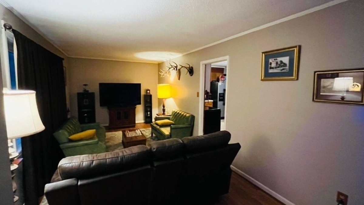 Ruffin House | 3-bedroom house in beautiful country setting with AC and WiFi.Gorgeous old oaks.