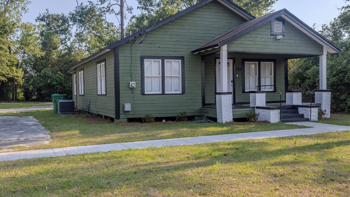 Valdosta House | 3-bedroom house in beautiful Valdosta with WiFi, AC. Enjoy your stay