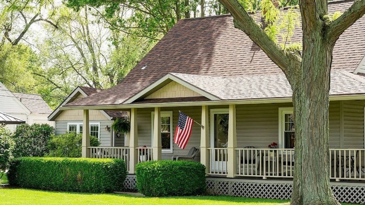 Yorktown House | 3-bedroom house in beautiful Yorktown, IN. Close to Ball State.