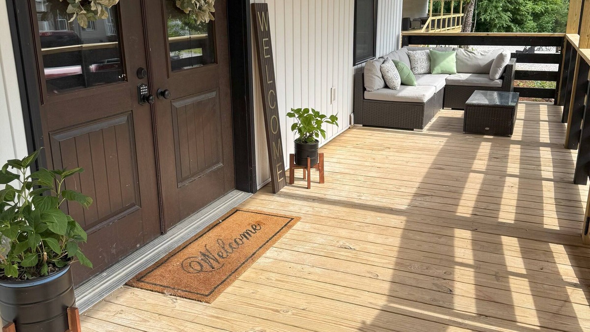 Burnside House | 3-bedroom house in Burnside - Walking Distance to the Lake.