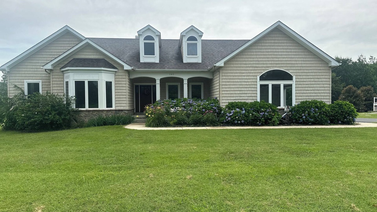 Golts House | 3-bedroom house in charming Townsend with inground pool