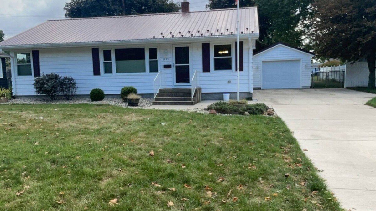 Rochester House | 3-bedroom house in Rochester with a fenced back yard, AC, WiFi