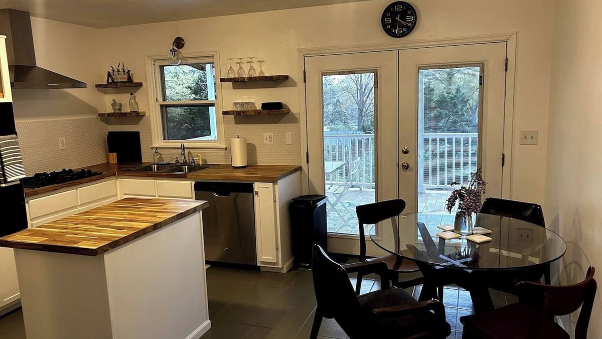 Calhoun House | 3-bedroom house in serene Calhoun with AC, WiFi, fitness room