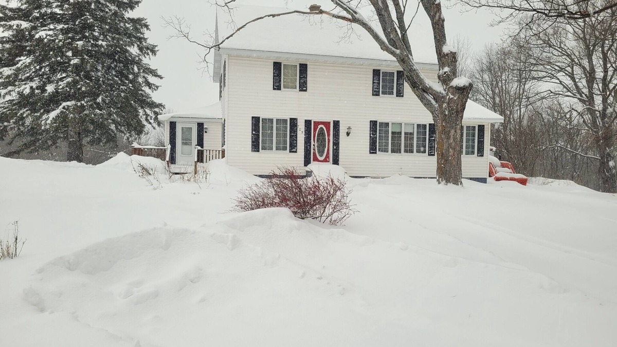 Ontonagon House | 3-bedroom house in superb Greenland right on the snowmobile trail.