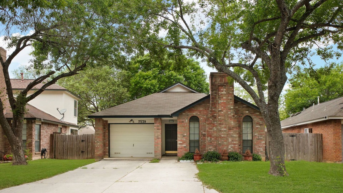 Wetmore House | 3-bedroom house in peaceful San Antonio with WiFi, AC
