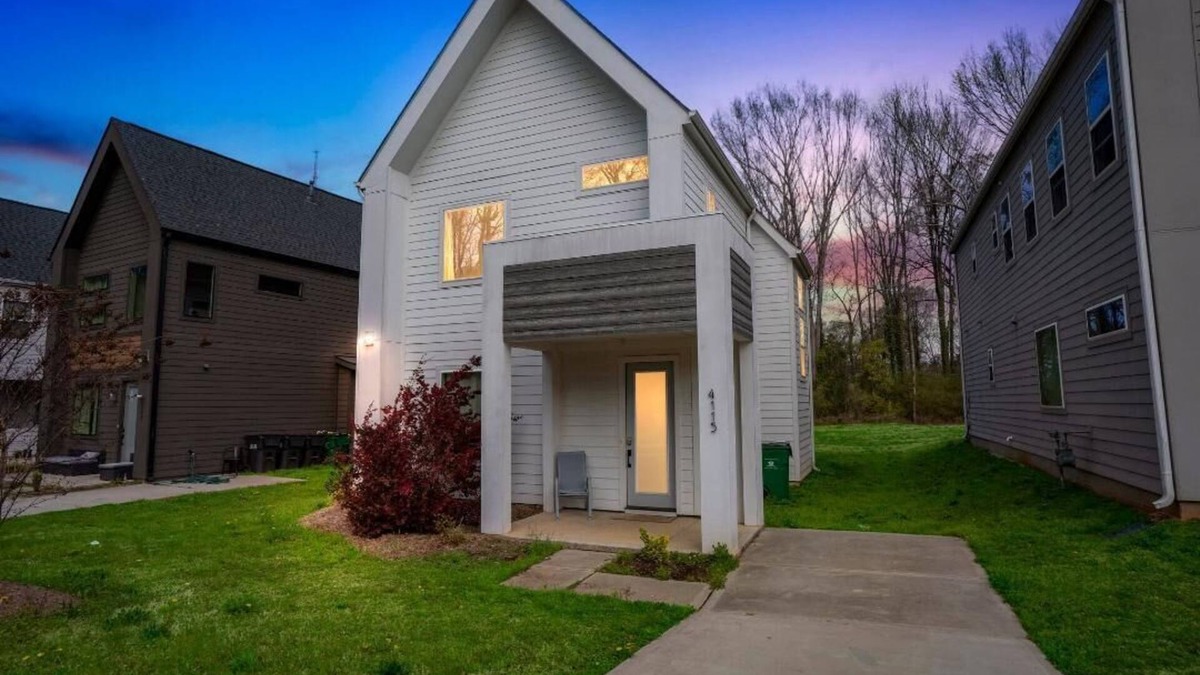 Hidden Valley House | 3-bedroom house in wonderful Charlotte with AC, WiFi, free coffee, free parking