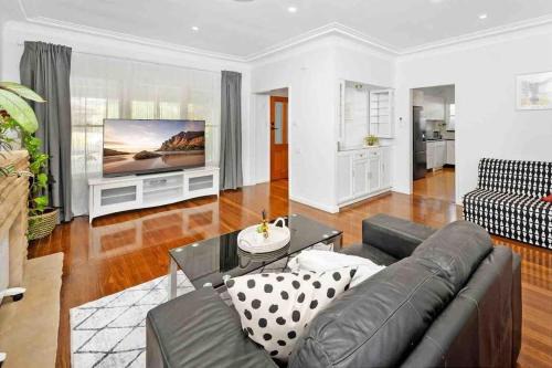 Revesby House | 3-Bedroom House near Train Station with Netflix